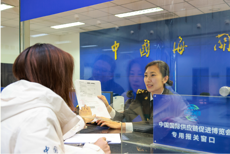 会展海关为链博会首批进境展品办理通关手续-2