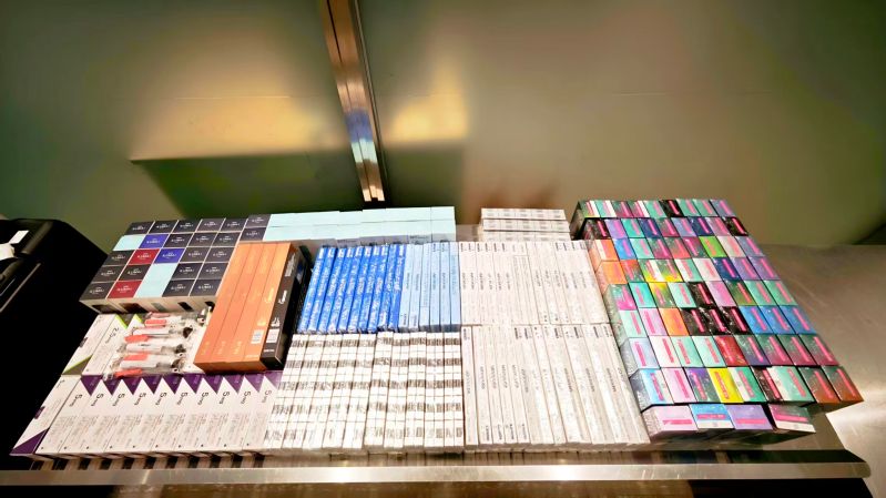 71——大兴机场海关查获大量卷烟、减肥针及奢侈品 商萍摄
