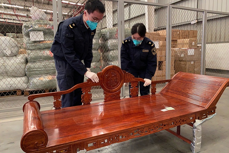 蛇口海关查获出口濒危紫檀木制家具26件（图）