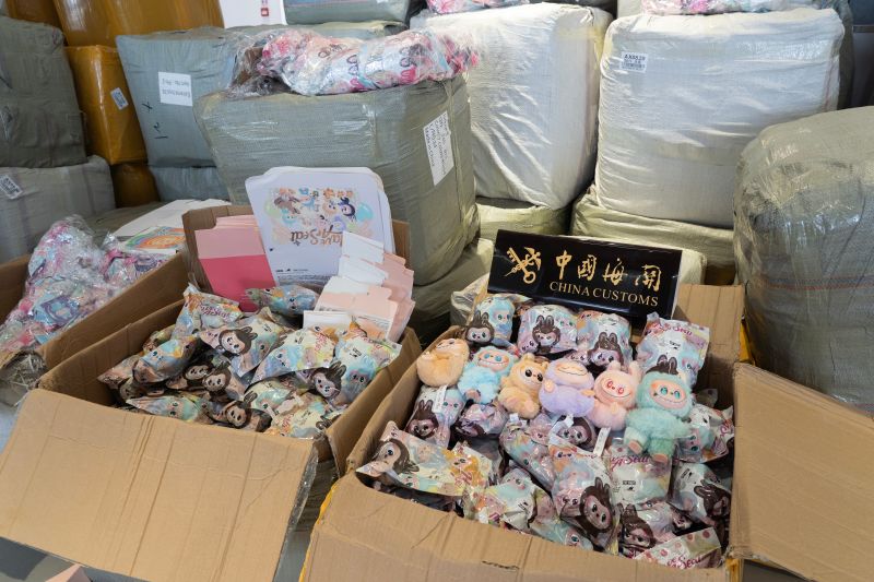 港珠澳大桥海关查获侵权泡泡玛特商品26260件