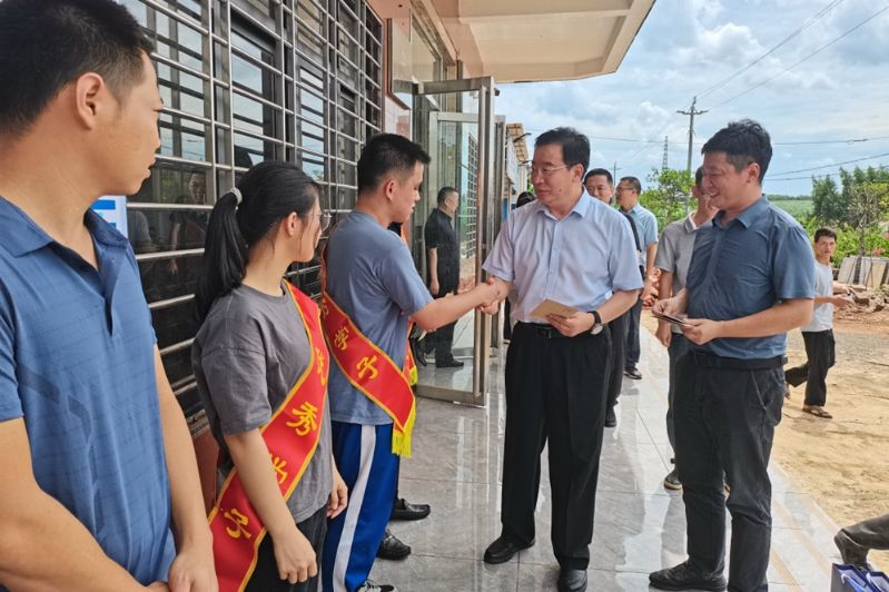 图为：8月20日，海关总署党委委员、广东分署主任李魁文调研下桥镇信桥村桑蚕产业0
