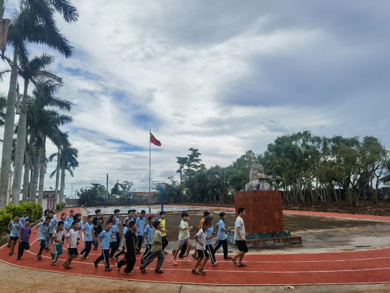 奔跑吧，孩子！海关援建的塑胶跑道成为迈埚小学学生最喜欢的开学礼物（图）