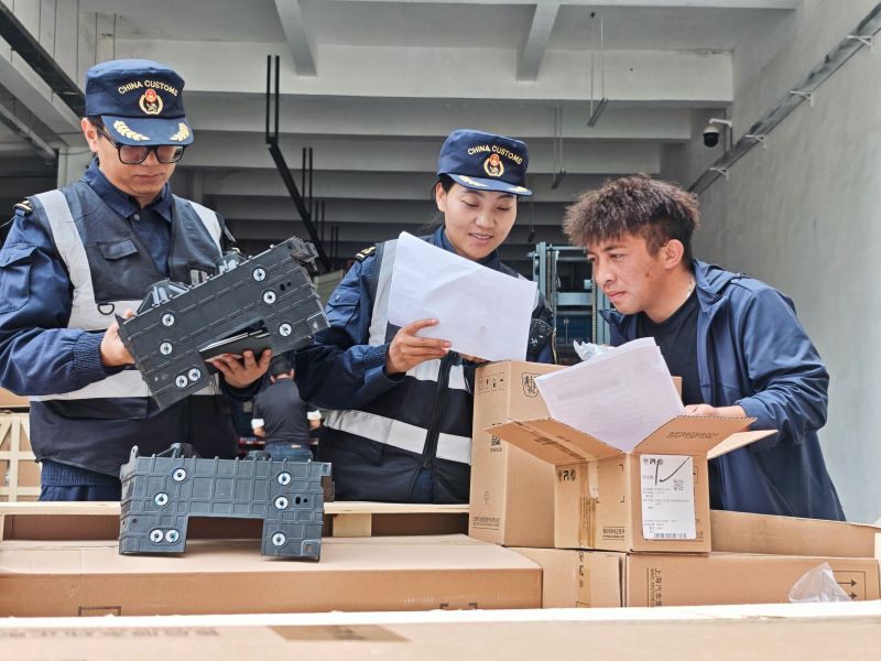拉萨海关所属聂拉木海关高效护航AEO企业新能源汽车配件出口
